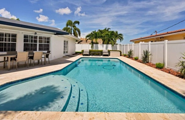 Salt Life Beach Cottage Sleeps 8 Heated Pool minutes from BEACH!!!