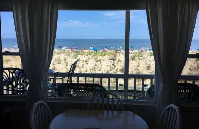 SALTY KISS SEASIDE - OCEANFRONT DOG-FRIENDLY CONDO