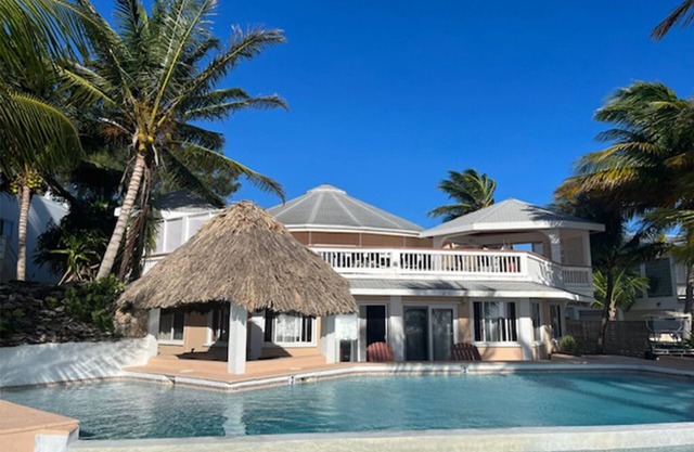 San Pedro oceanfront spacious 8 bedroom/5 bath Villa beautiful views of the reef