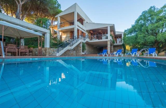 Sant Andreu de Llavaneres Villa Sleeps 9 Pool WiFi