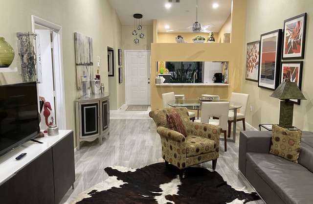 Sarasota ParadisenUTC Mall/Ringling Museum/St. Armen's Circle/Small Pet