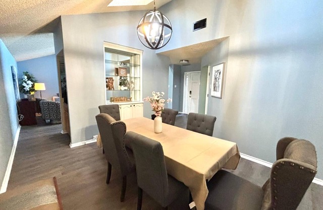 Scarlet Oak Home: Charming 3-bedroom house in Farmers Branch