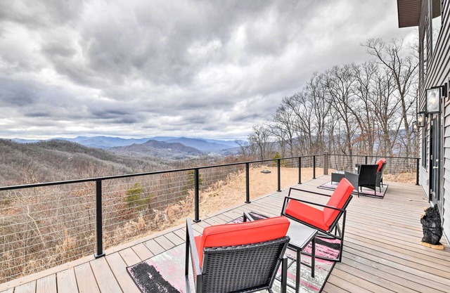 Scenic Hillside Cabin in Sylva w/Hot Tub & Views!
