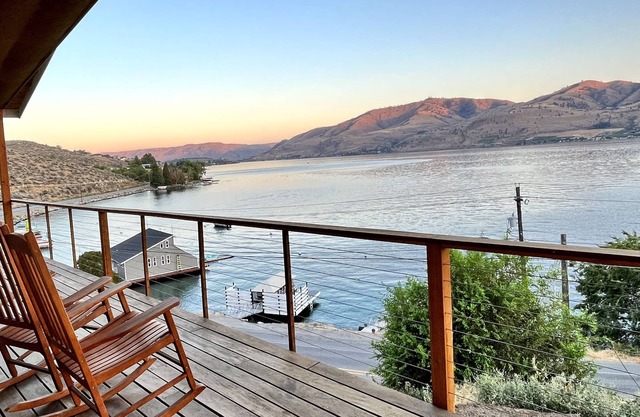 Scenic Pet-Friendly Retreat: 7BR, Dock, Hot Tub, Between Chelan-Manson