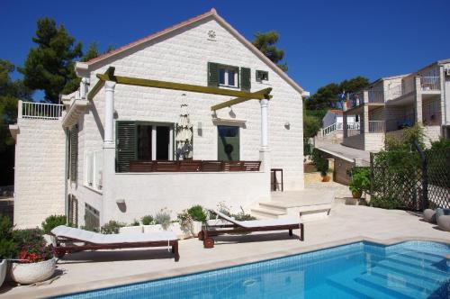 Schönes Ferienhaus Mit Privatem Pool