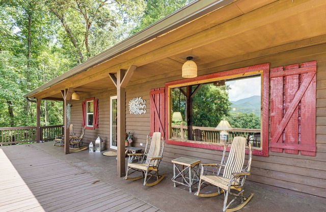 Screened Porch, Deck + Mtn Views: Andrews Retreat!