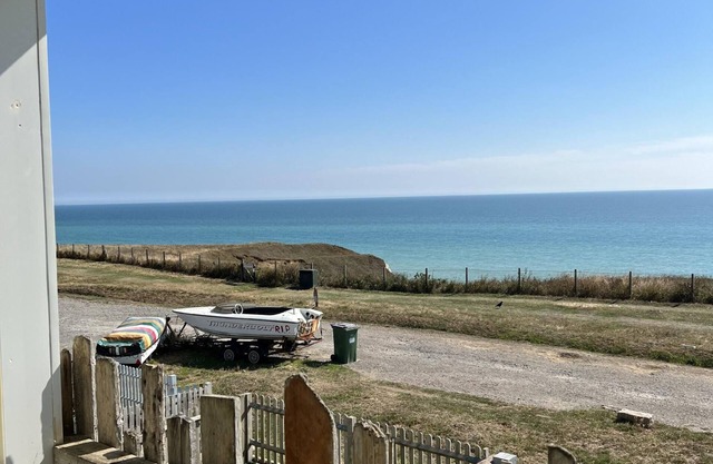 Sea Facing 2BD Terraced Home - Peacehaven