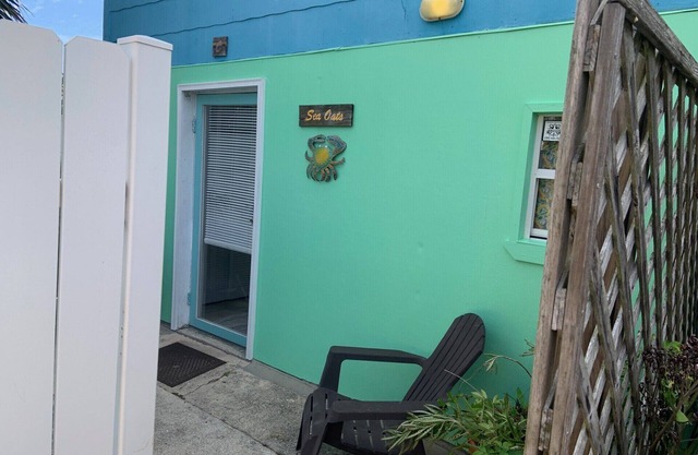 Sea Oats Studio -downtown And Steps To The Beach!