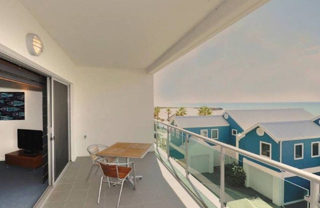 Sea Side 209 - Spacious modern apartment with water views perfect for couples
