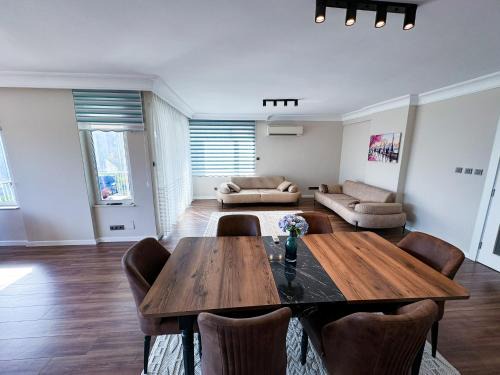 Sea View Luxury Near Akra Hotel