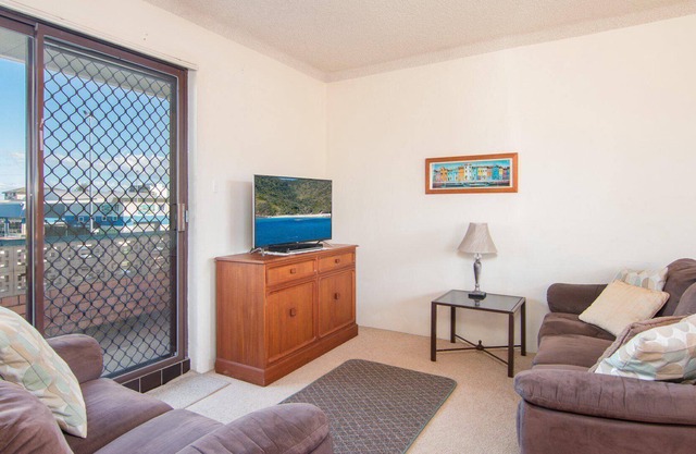 Seabreeze 3 - Level stroll to the Rockpool, Cafes and Main Street Shops