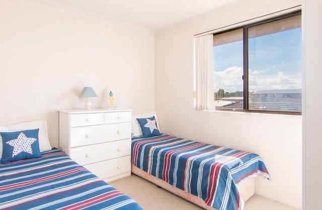 Seabreeze 4 - Opposite Tuncurry Bowling Club!