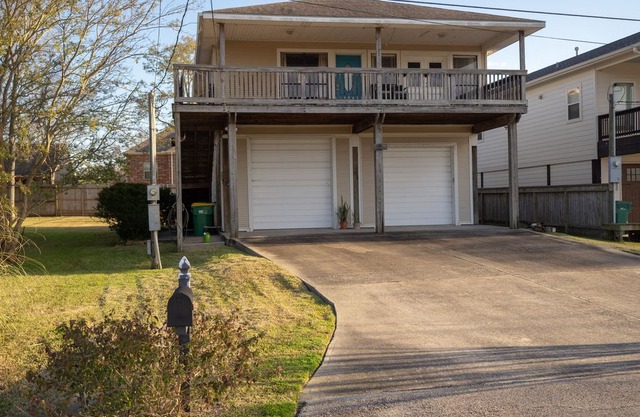 Seabrook getaway lake house with a water view!