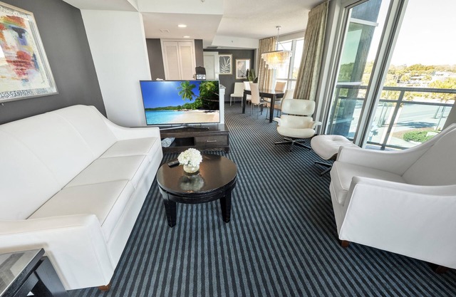 Seaside condo w/pools & hot tubs