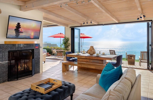 Seaside Luxury Duplex with Putting Green E950-0