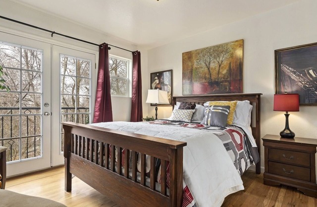 Secluded and Quiet on Wooded Lot w/Stream 30 min to Resorts 6