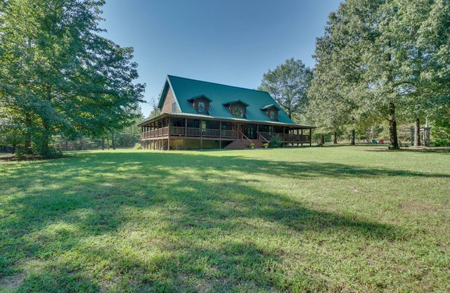 Secluded Broken Bow Cabin w/Fire Pit and Deck!
