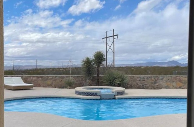 Secluded Red Hawk Pool Hideout