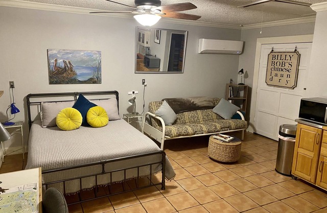 Secluded Studio Along Esplanade Ridge in quiet, very safe neighborhood.