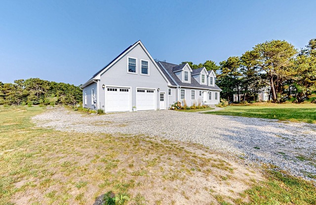 Second-floor suite with Ping-Pong table, close to Ridgevale Beach