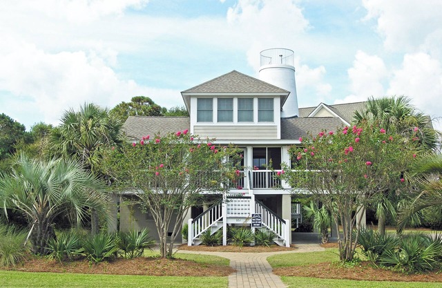 Second row beach house, screened porch with rocking chairs, easy walk to beach
