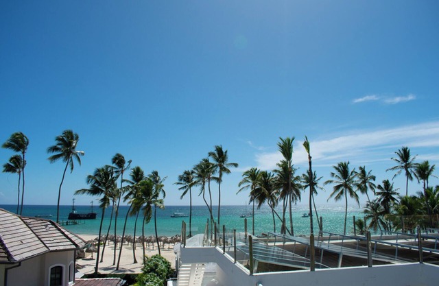 Serenara Suites with Rooftop Pool