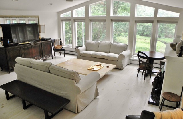 Serene luxurious lakefront w hot tub steps from Main St in hip Narrowsburgn