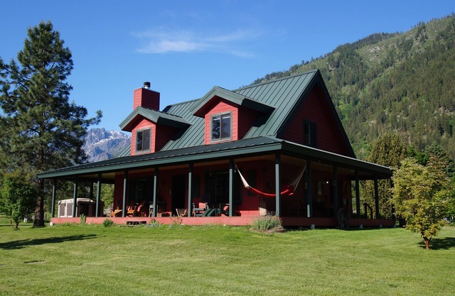 Serene mountain views, ONLY 5 minutes from Leavenworth, AND Dog Friendly!