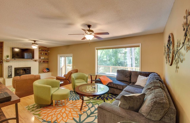 Serene Seneca Retreat w/Deck ~ 4 Mi to Clemson!