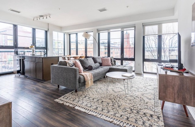 Serene Shaw 2BR, close to Restaurants & National Parks, by Blueground