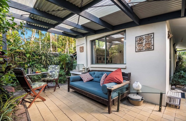 Serene tropical retreat in Beachside Suffolk Park adjacent to Tallow Beach