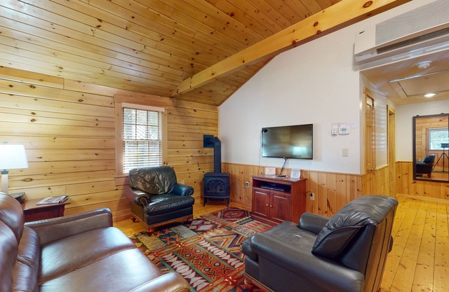 Serene two-bedroom dog-friendly cabin getaway with kitchen, fireplace & more