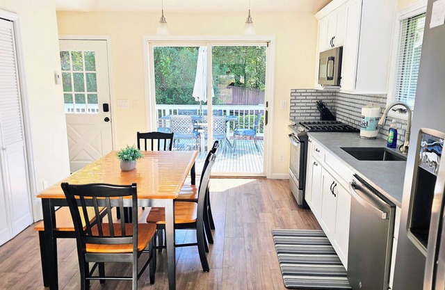 Serene upstairs apt. Walk to town, train, & beach ferry!