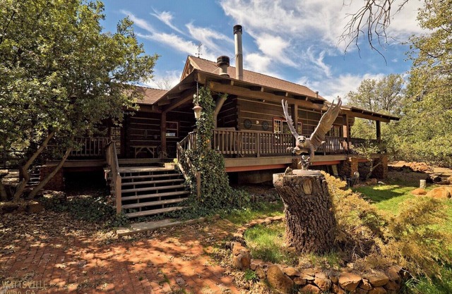 Serenity in the Woods - Beautiful Log Cabin on 2 acres with AC & WiFi & Xbox