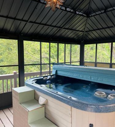 Serenity Views Retreat - Close to City and Parkway!