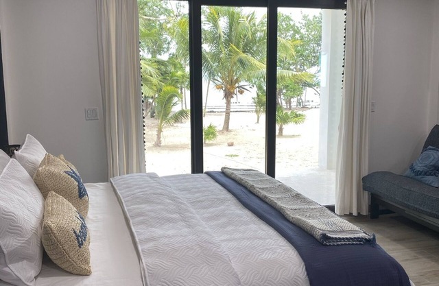Shedrock Shangrila, Beachfront Ocean Breeze Suite