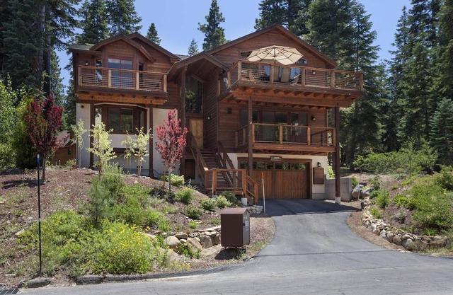 Shelton Kingswood Luxury Home - Hot Tub