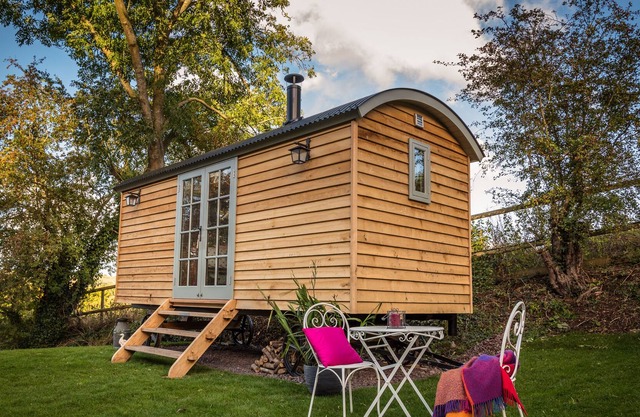 Shepherd's Hut heaven - a cosy retreat with kitchen and bathroom!