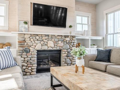 Shore Enough, Carlton Landing, Lakeview for 12