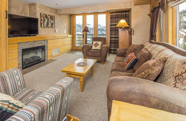 Shoshone Ski-In/Out w/amazing views, community hot tub/pool/fitness center & fireplace!