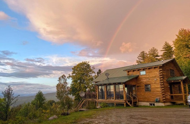 SI INCREDIBLE VIEWS from this log cabin with large deck huge yard fire pit hot tub