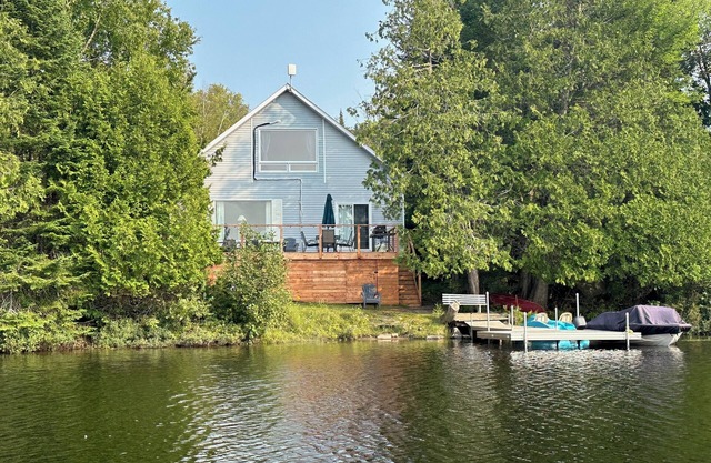 Silk Spacious Lakefront Cottage: Flat Beach, Great View, 5 min to store & SAQ