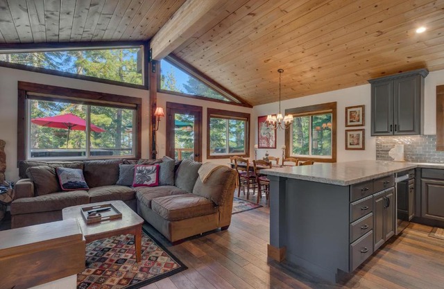 Silver Tip at Tahoe Park w HOA amenities - 3BR Pet Friendly, Hot Tub, Tahoe City