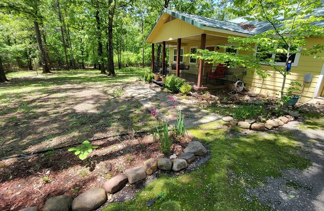 Simple. Comfortable. Quaint. Peaceful. Secluded. Family friendly.