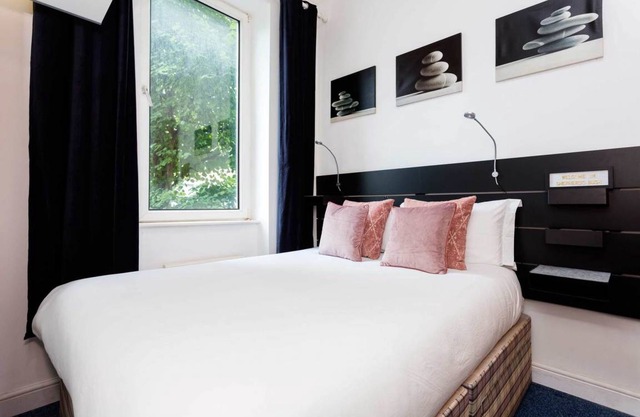 Sinclair Gardens Apartment, London