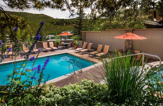 Ski-In 3 Bedroom Condo with Jacuzzi Tub & Balcony