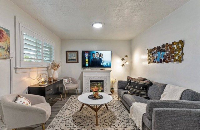 SKI UTAH! Visit SLC, 30+ day Stays, Pet friendly!