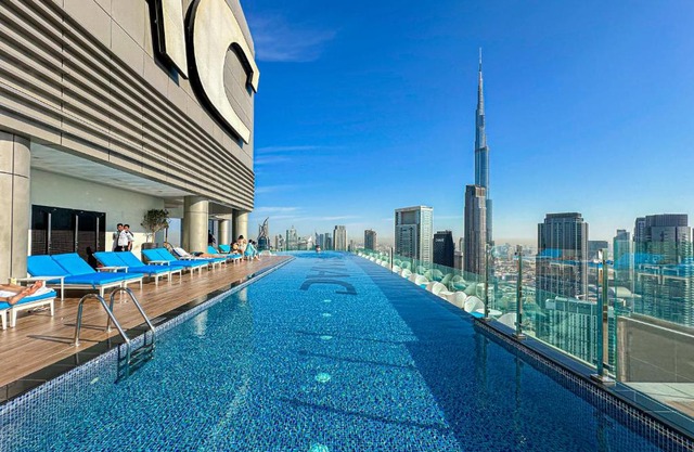 Sky-high Oasis Burj Khalifa Views, Rooftop Infinity Pool, 3BR apartment in Paramount Hotel Midtown