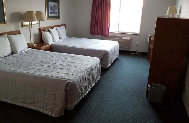 Sky-Palace Inn & Suites Northfield - 2 Queen Bed Accessible Non-Smoking