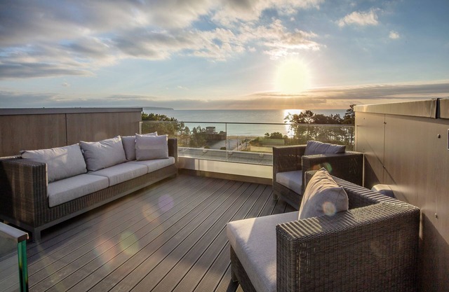Sky suite with unobstructed sea view, roof terrace and balcony